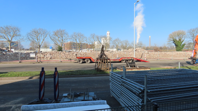 912453 Gezicht op het terrein waar de bebouwing aan het Thomas à Kempisplantsoen en de Thomas à Kempisweg gesloopt is ...